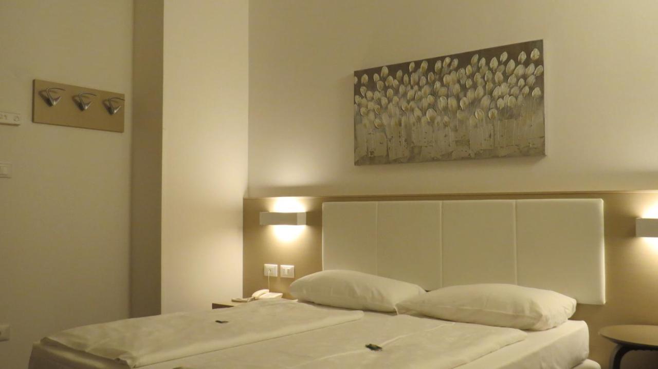 Hotel Villa Claudia Torbole Sul Garda Luaran gambar